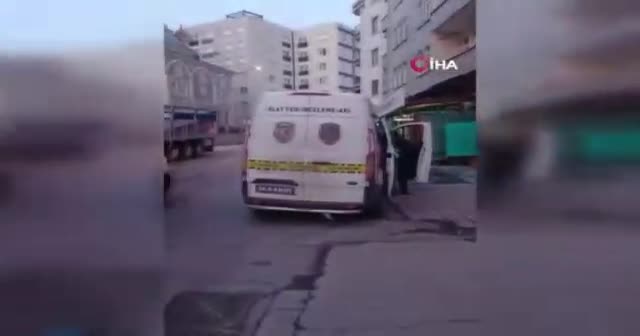 Kargo ücretini ödemek istemeyen kişiye sopa ve bıçakla saldırdı