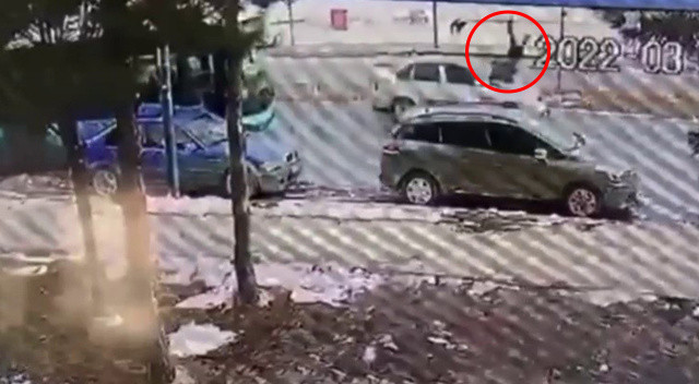 Köpekten kaçan çocuğa otomobil çarptı