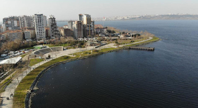 Küçükçekmece Gölü'nde tedirgin eden görüntü