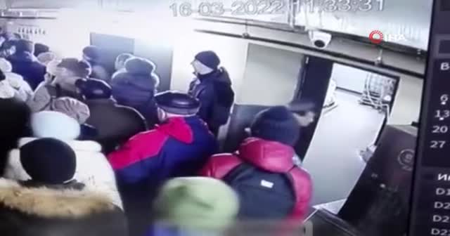 Rusya sivilleri vurdu! Market sırasında bomba