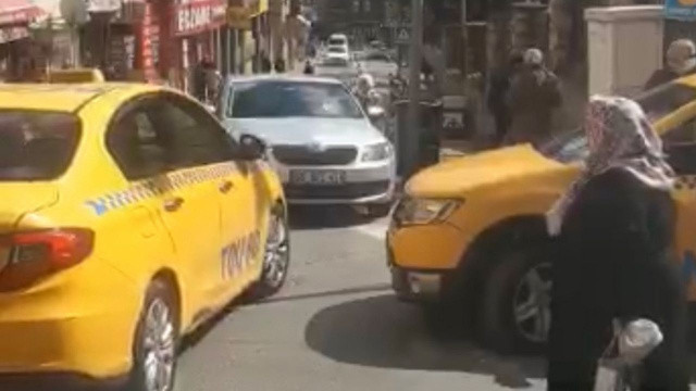 Taksiye binmek isteyen yaşlı kadın taksi şoförlerine yalvardı: Ne olur beni al