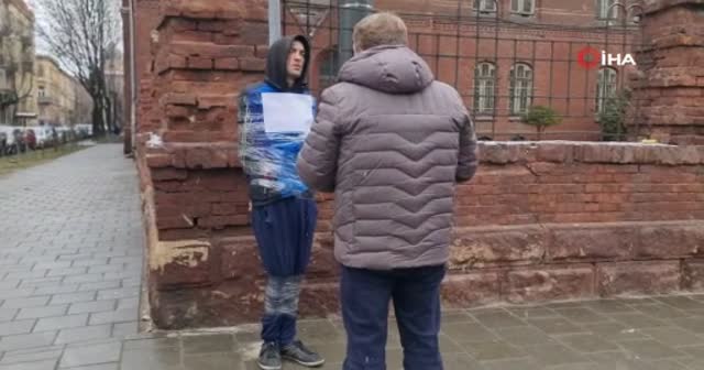 Ukrayna'da casusluk şüphelisi direğe bağlandı