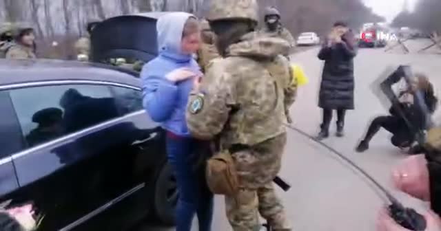 Ukrayna'da savaşın ortasında aşk: Askerden genç kadına unutulmaz sürpriz