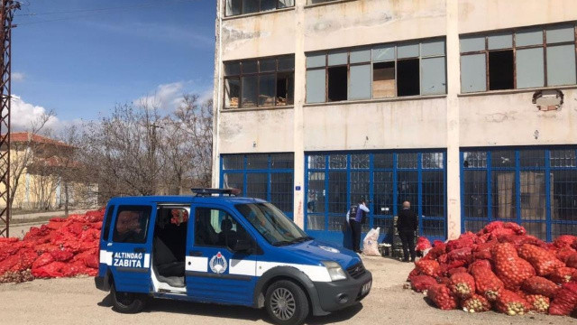Ankara'da çuval çuval soğan yol kenarına atıldı