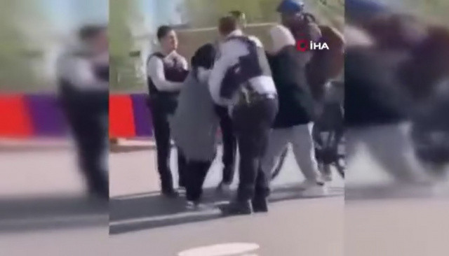 Fransız polisi, başörtülü kadınları yumrukladı
