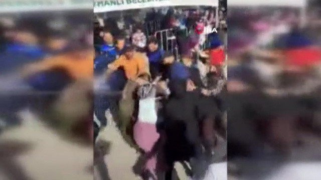 Kadınların sıra kavgası! Saç saça birbirlerine girdiler