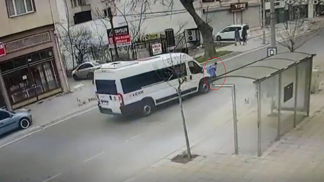 Köpeklerden kaçan çocuğa minibüs çarptı, o anlar kameralara da yansıdı
