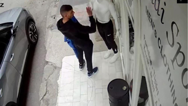 Mankenin üstündeki eşofmanı çaldı, sonrasında selamını da unutmadı!