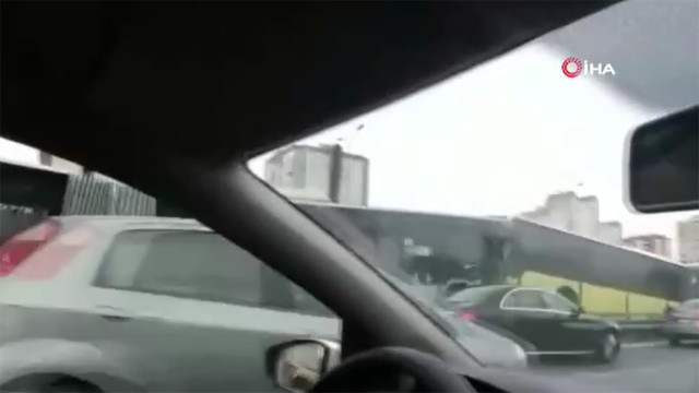 Metrobüsler kafa kafaya çarpıştı