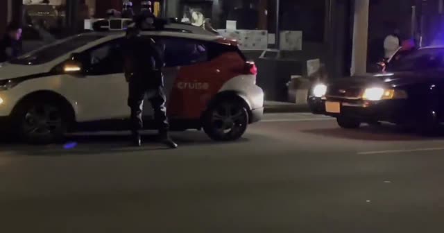 Ne yapacaklarını şaşırdılar: Polisler sürücüsüz aracı durdurdu