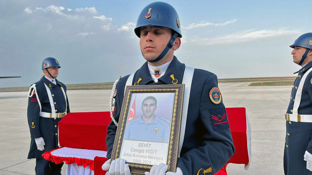 Şehit infaz memurunun oğluyla çekilen son görüntüleri yürek dağladı