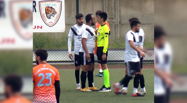 Amatör kümede göbekli futbolcu hakeme saldırdı - VİDEO