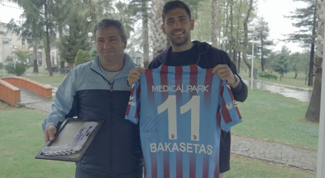 Bakasetas'ın çorabını ayağından alan Trabzonspor taraftarı Yunan yıldızla bir arada...