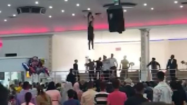 Düğünün davetsiz misafiri davetlileri hem şoke etti hem korkuttu