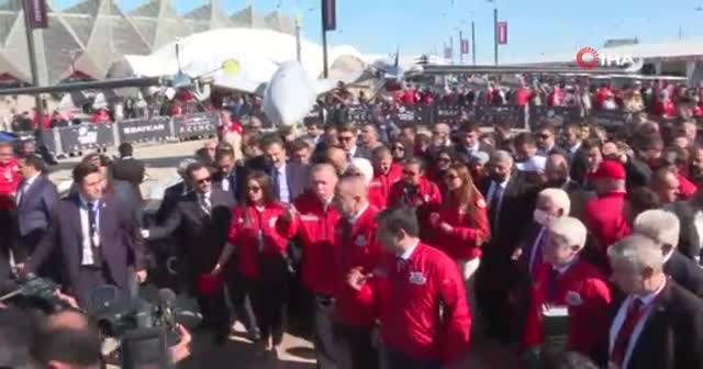 Erdoğan, Aliyev ile birlikte TEKNOFEST stantlarını ziyaret etti: İki liderden Akıncı'ya imza