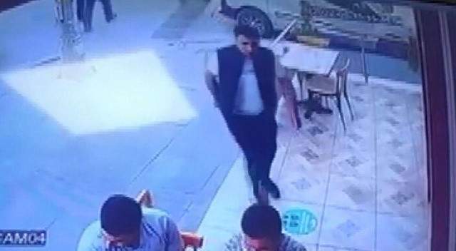 Esenyurt'ta börekçide dehşet! Börek yiyen adam kulağını kesip kaçtı