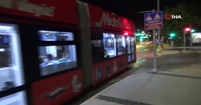 Feci kaza: Sahile gitmek isterken tramvayın altında kaldı
