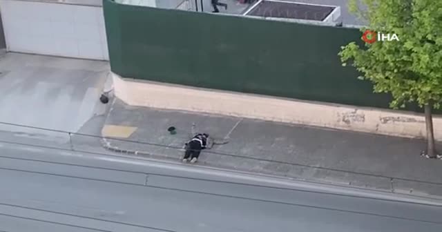Gaziantep Emniyet Müdürlüğü önünde üzerinde bomba olduğunu söyleyen kişinin vurulma anı