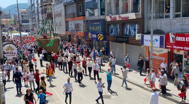 Görenler hayrete düştü! 10 metrelik gemi karadan yürütüldü