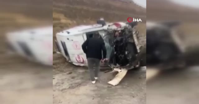Hasta taşıyan ambulans kaza yaptı: Yaralılar var