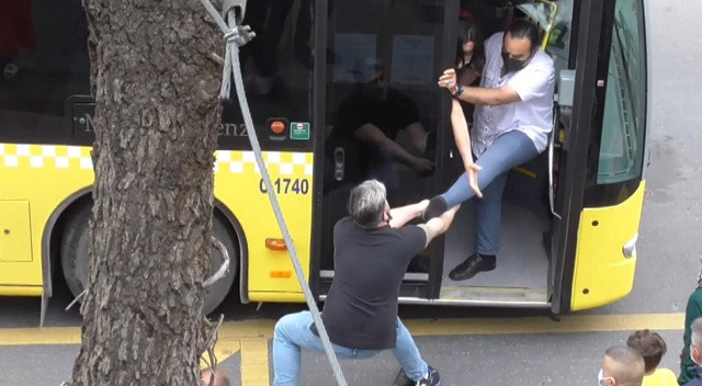 Kadıköy’de tekmeli yumruklu durak kavgası