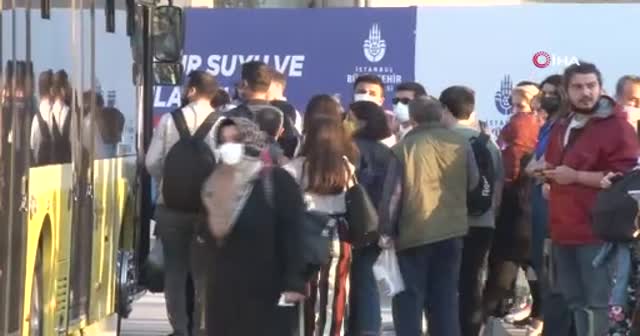 Kadıköy'de vatandaşlardan İETT isyanı: Otobüsün önünü kestiler