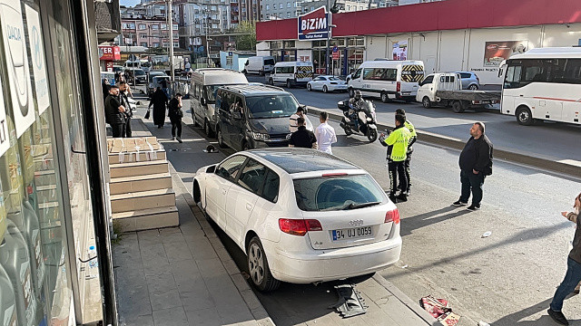 Kaldırımda bebekleriyle yürüyen çifte araba çarptı