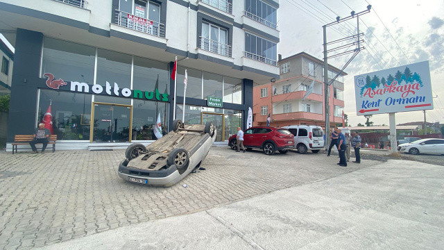 Kepçeyle korku saçtı! Seyir halindeki aracı ters çevirip kaçtı