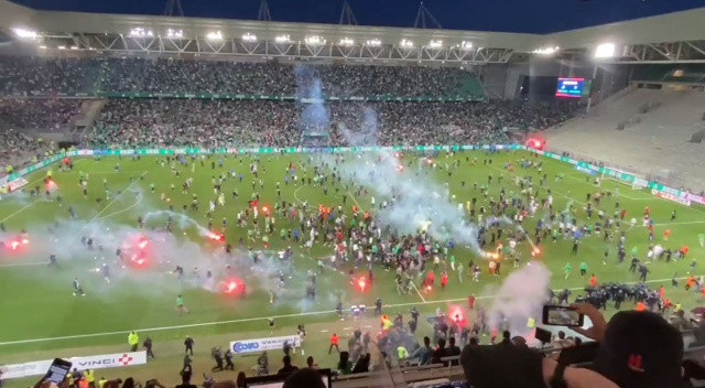 Saint-Etienne küme düştü, futbolcular canını zor kurtardı!