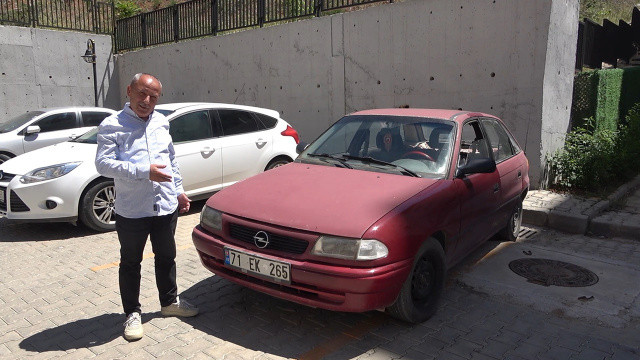 Şehir dışına gitti, 'can dostları' arabasını parçaladı