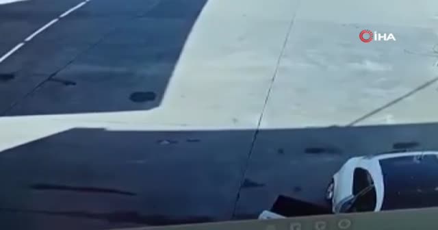 Sultanbeyli'de polisin kovaladığı otomobilin terk edildiği anlar kamerada