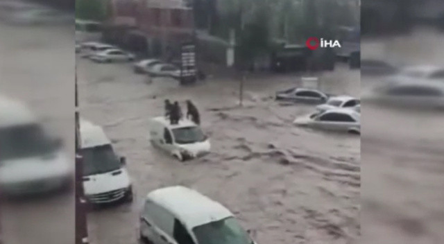 Ankara sele teslim! Cadde ve sokaklar göle döndü...