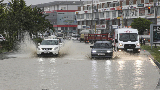 Başkent'te yollar dereye döndü