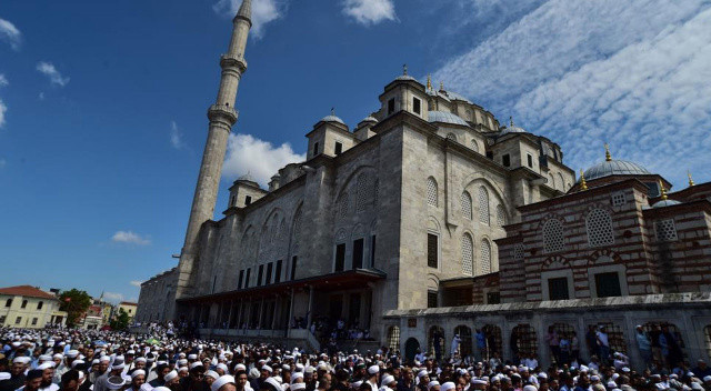 Canlı: Mahmud Ustaosmanoğlu Hoca Efendi son yolculuğuna uğurlanıyor: Geceden itibaren Fatih Camii doldu taştı