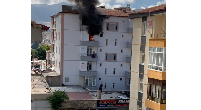 Cesur komşu, yangında balkondan atlayan kadını havada tuttu