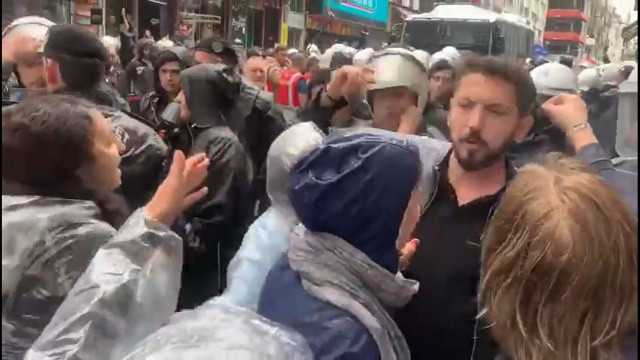 DBP'li kadın vekil polise yumruk attı! İzinsiz yürüyüşte 70 gözaltı görseli