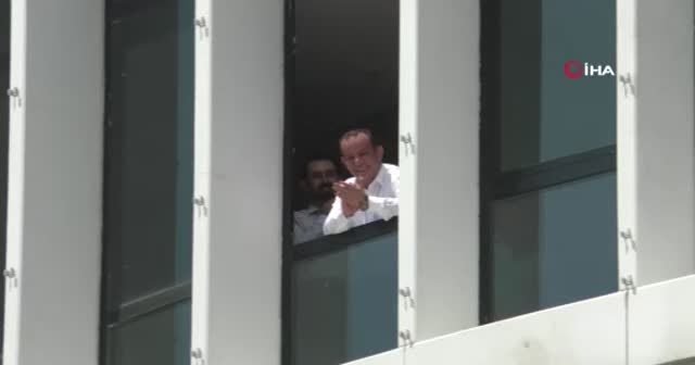İlginç anlar: Kadınlar protesto etti, Başkan Özcan dans ederek karşılık verdi