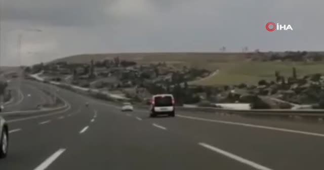 Kimse ne olduğunu anlamadı: Akan trafiğin ortasında kollarını açıp bekledi