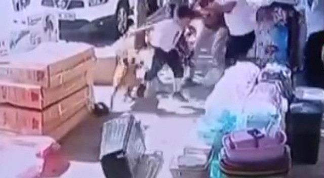 Köpek yolda yürüyen çocuğa saldırdı, esnaf kurtardı