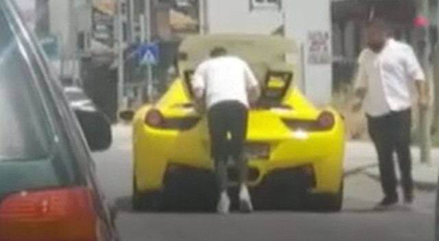 Milyonluk Ferrari yolda kalınca bakın ne yaptılar