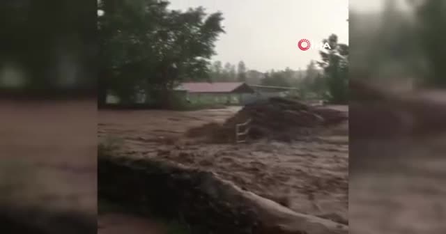 Sağanak sonrası felaket Sivası'da vurdu: Sel suyu köprüyü yuttu