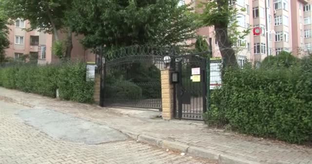Sitede alkol alınmasına kızdılar, iki kadını tekme tokat dövdüler