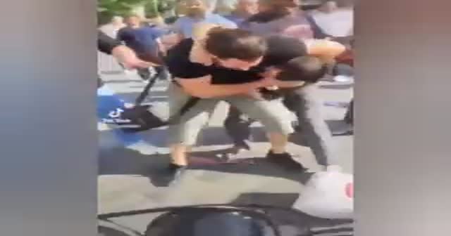 Sokak röportajlarıyla sık sık gündem oluyordu: AhsenTV sunucusuna tekme tokat meydan dayağı