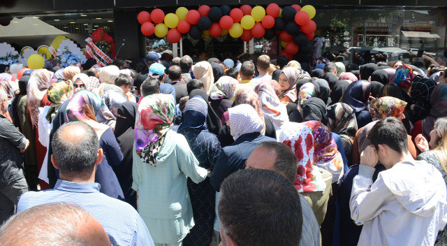 Tatvan'da indirim izdihamı! Yüzlerce vatandaş birbirini ezdi