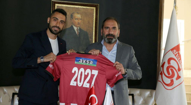 Uğur Çiftçi Sivasspor ile 4 yıl uzattı... Tecrübeli sol beke rekor sözleşme