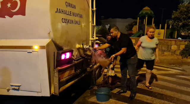 Bodrum’daki susuzluğa muhtar böyle çare buldu: Damacanasını alan tankere koştu