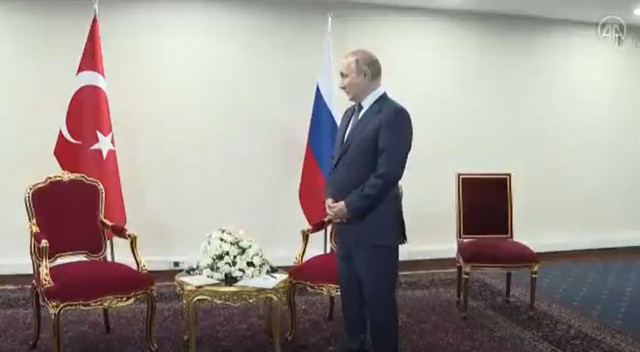 Cumhurbaşkanı Erdoğan'ı bekleyen Putin etrafı inceledi