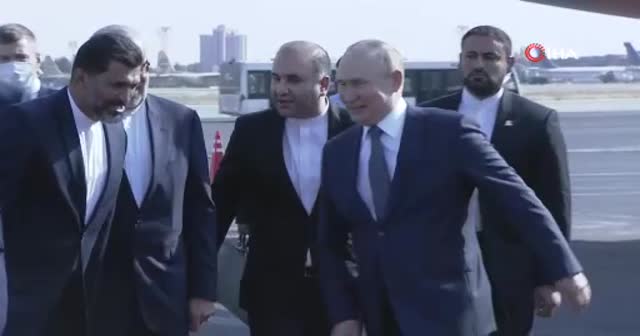 Dünya bu görüntüleri konuşuyor! Putin'in yürüyüşü olay oldu: Rus lider hasta mı?