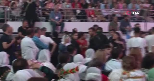 HDP kongresinde skandal! Teröristbaşının posterini açmaya çalıştılar