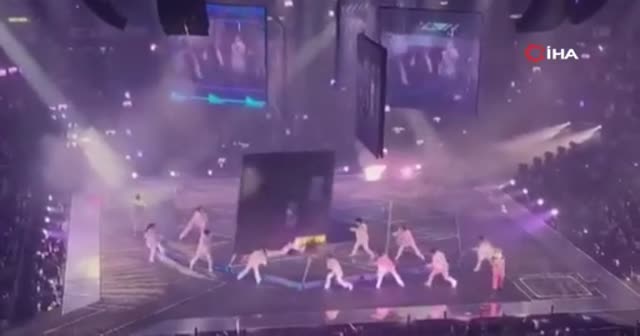 Konser'de şoke eden an: Dev ekran dansçıların üzerine düştü